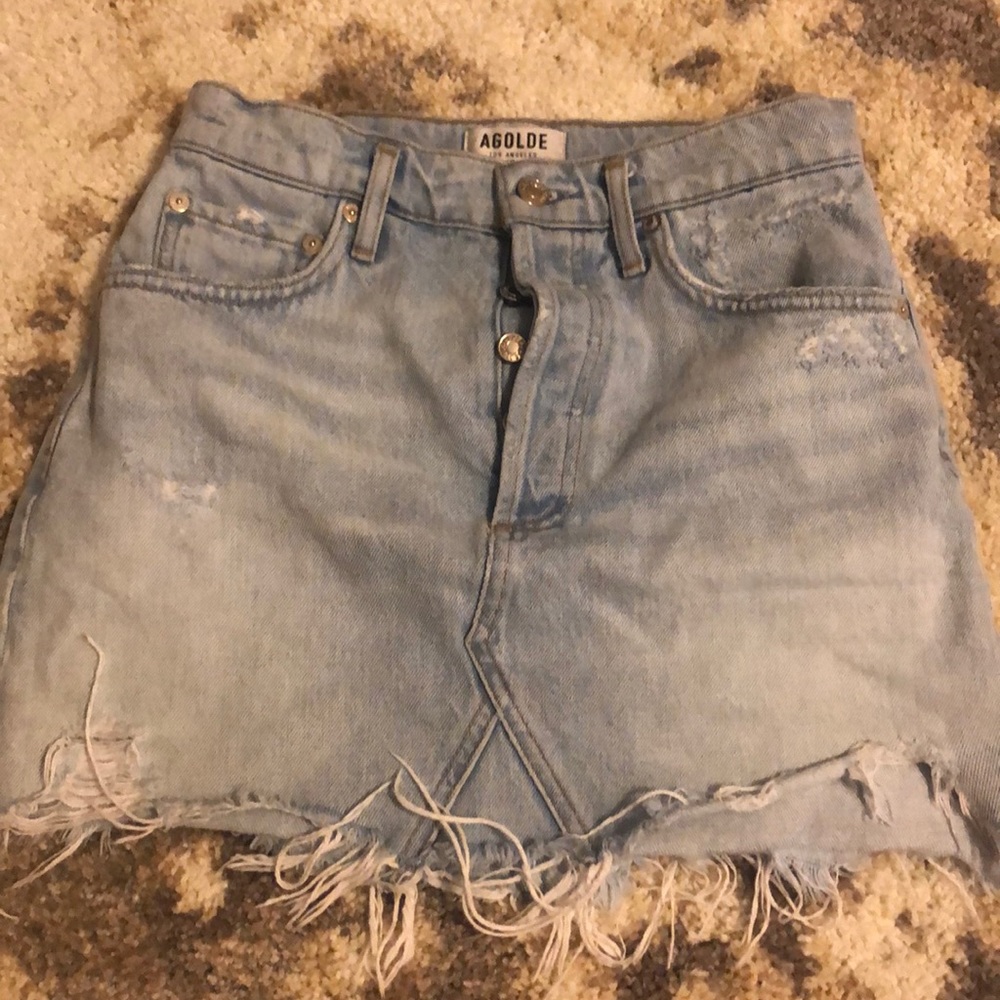 A gold E mini skirt